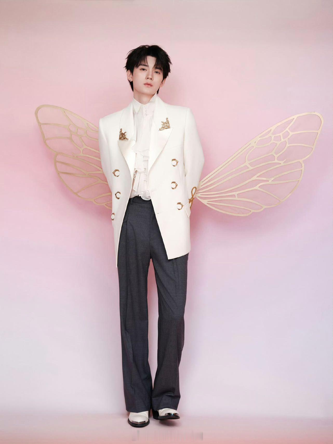 周翊然周翊然背了金色翅膀周翊然现偶白月光天使翅膀加持的清隽少年，干净温柔，是心动