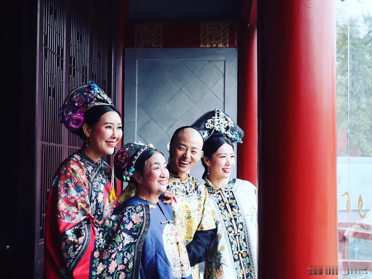 奶奶说，这是她78年的人生生涯中第一次化妆，作为一个大美人，这让我和小伙伴们太不