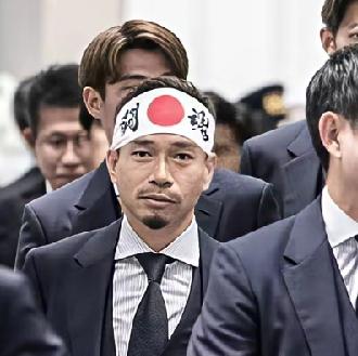 长友佑都“魂”字头巾，很亮、很扎眼。
出征26人，只有他一个人戴，一堆西装里最亮