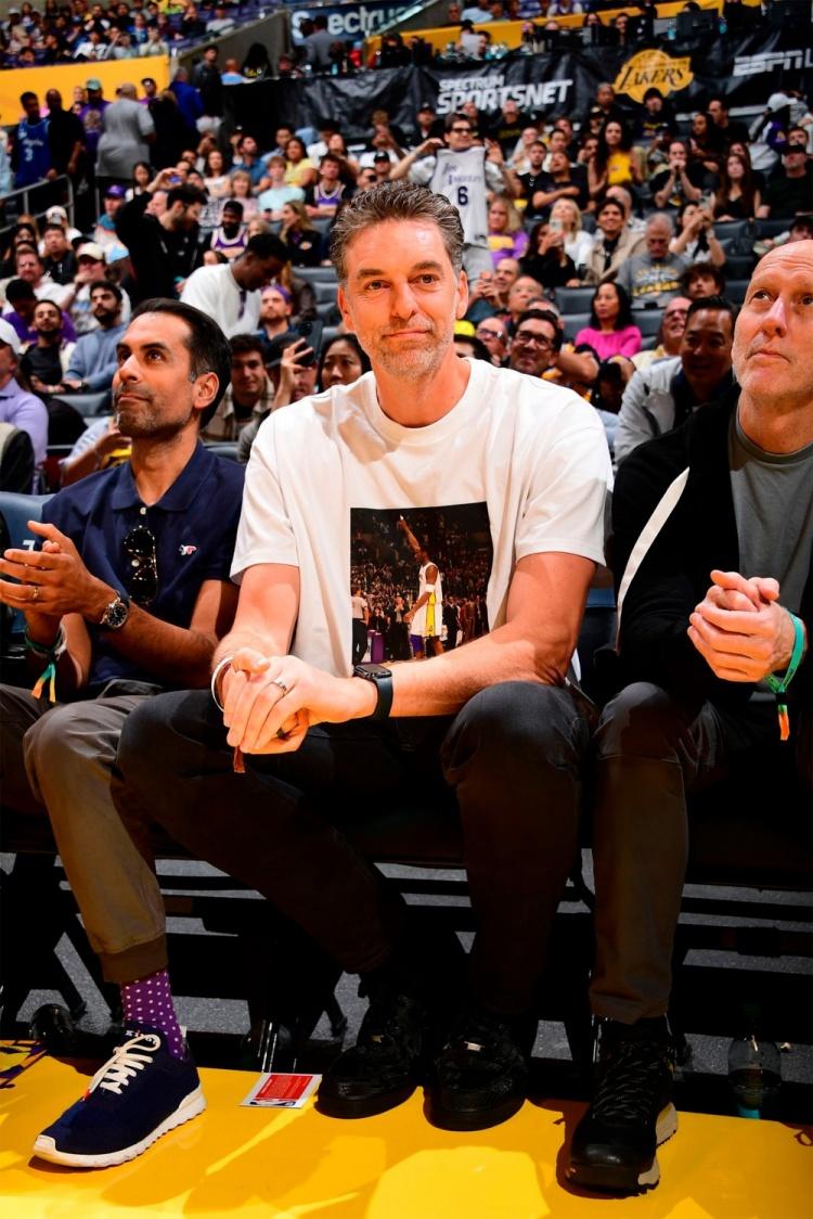 NBA场外花絮：知道大加的球迷最少看球20年！
     湖人名宿加索尔现场观战