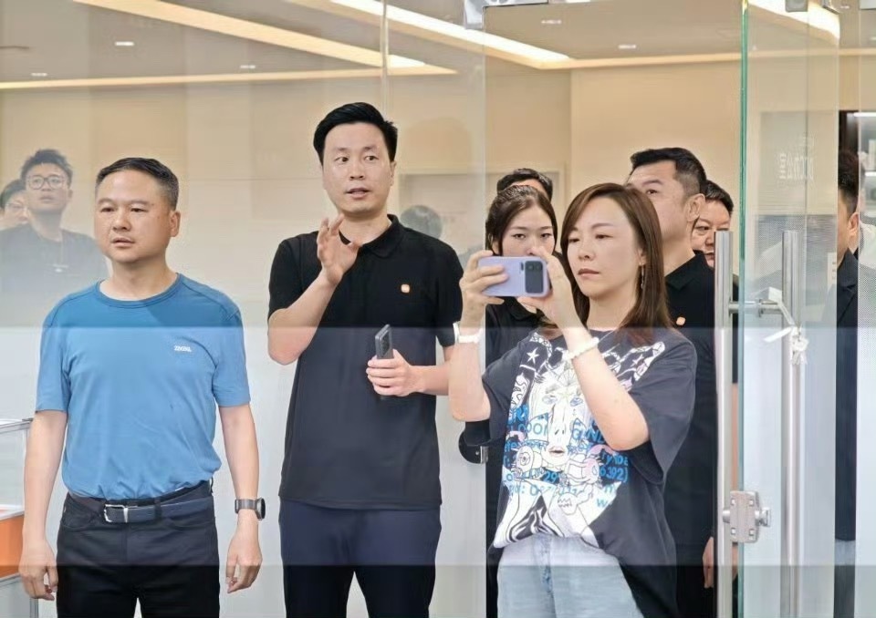 感谢苹果，为小米16的外观设计提供新思路[doge] ​​​