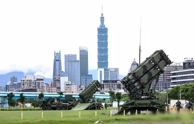 台湾年轻人开始问“靠山到底靠不靠得住”，两岸对话声量悄悄盖过军演新闻，郑丽文一句