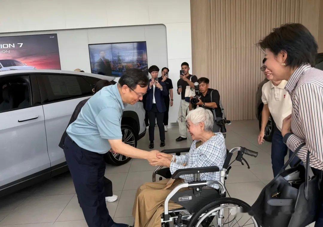 2026年7月19日，比亚迪董事长王传福在泰国为电影《给阿嬷的情书》谢南枝阿姨的