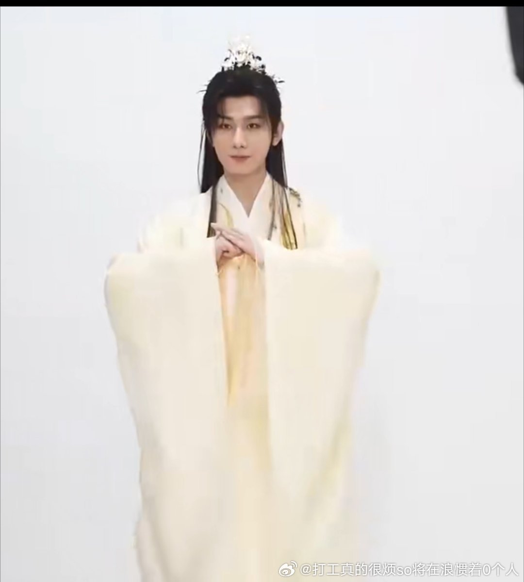 “经典”哈哈哈哈哈哈两种截然不同的瞅法浓妆瞅太监的瞅和厚重僵硬的瞅 