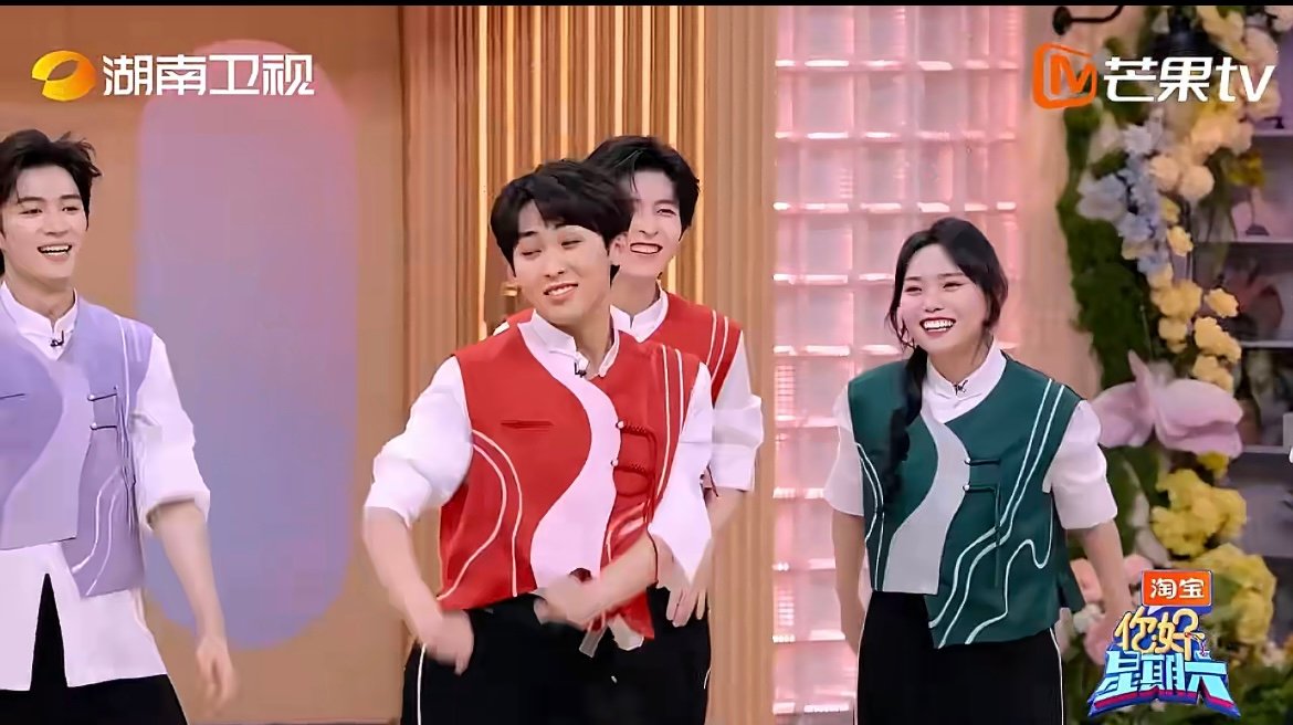 唐九洲跳舞四肢有点不够用 密探热舞赛笑果拉满！唐九洲全情投入狂甩四肢，肉眼可见的