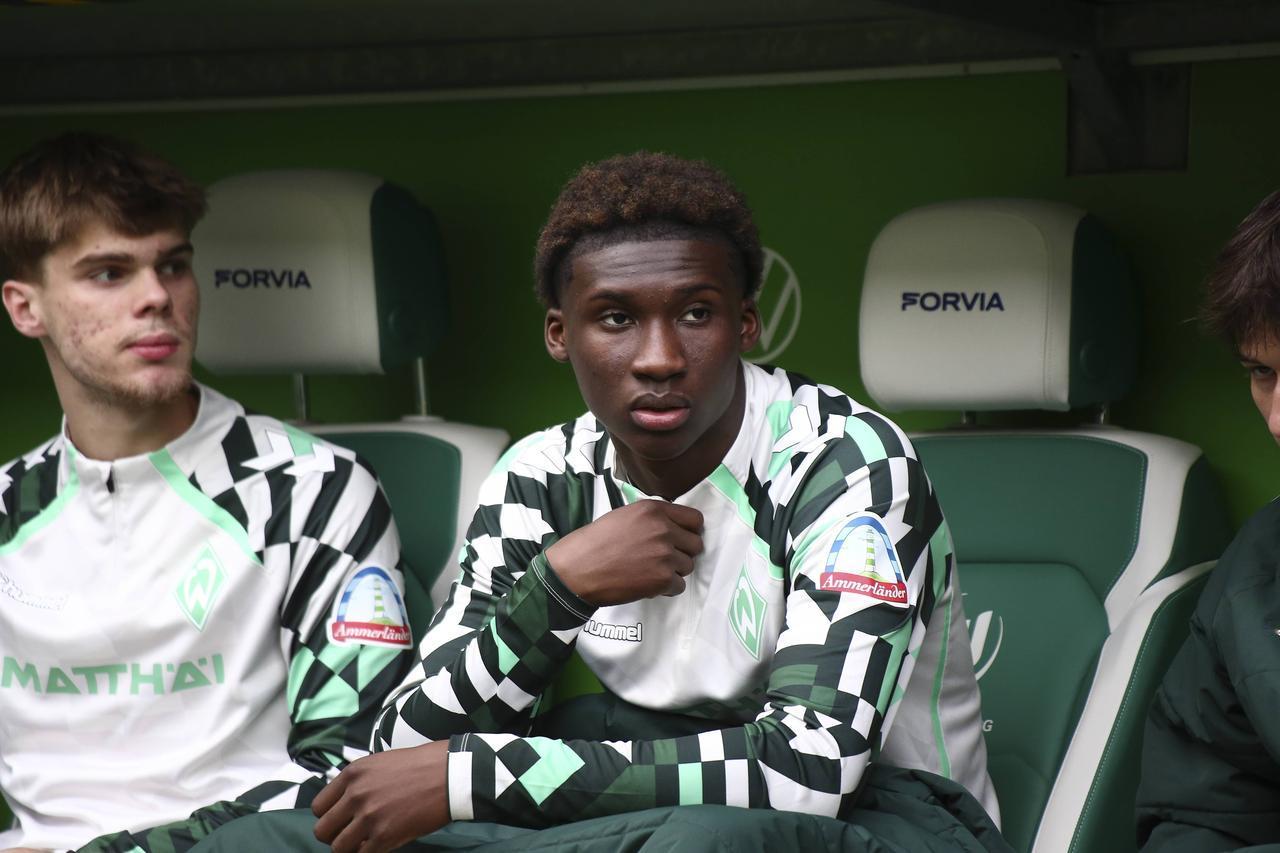 据《德国天空体育》重磅消息，曼联正式加入不莱梅18岁中卫库利巴利的争夺战，这一消