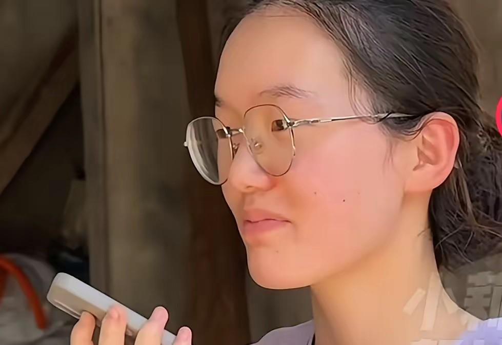 韩雅平终于说出了，从小学到现在一直有一个在背后默默支持并关注着的人。这个人每年都