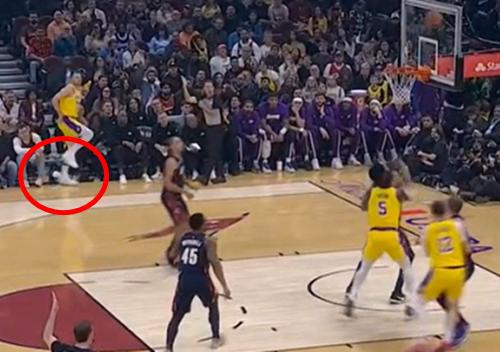 东契奇意外扭伤左脚踝始末缘由
北京时间1月29日，湖人与骑士的比赛来到首节7分5