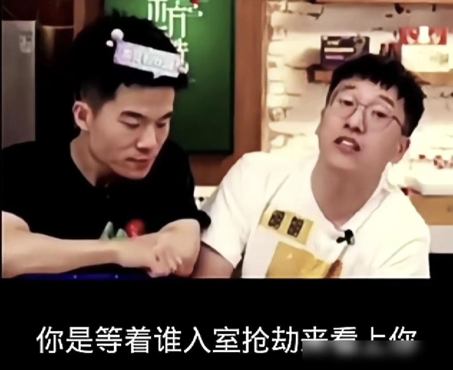 就是当初十六把他捧的太高了，为了对付董

十六把他捧到最前面开高薪，说白了就是拿