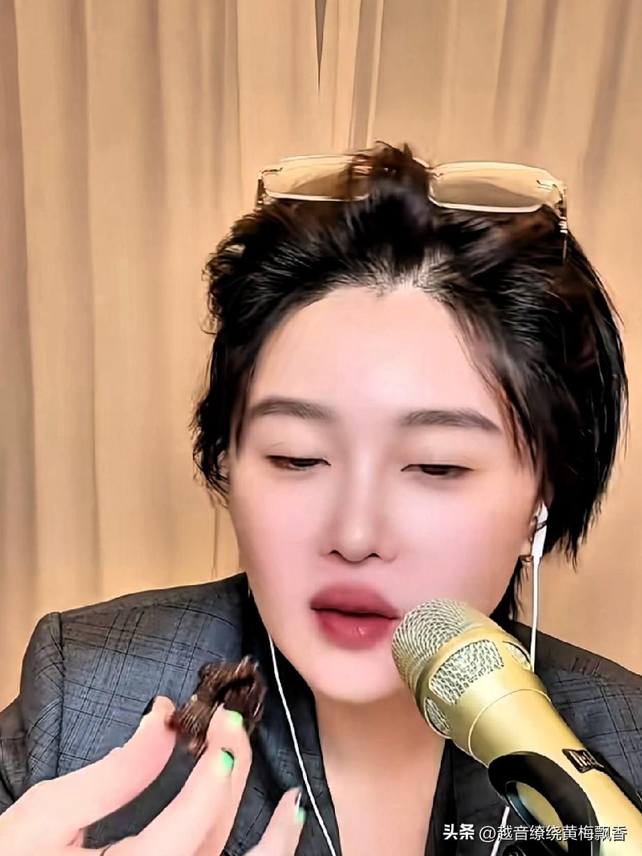 球球在直播间边吃边播，当有粉丝问她；“现在请赵老师一次需要多少钱时？”球球说她爸