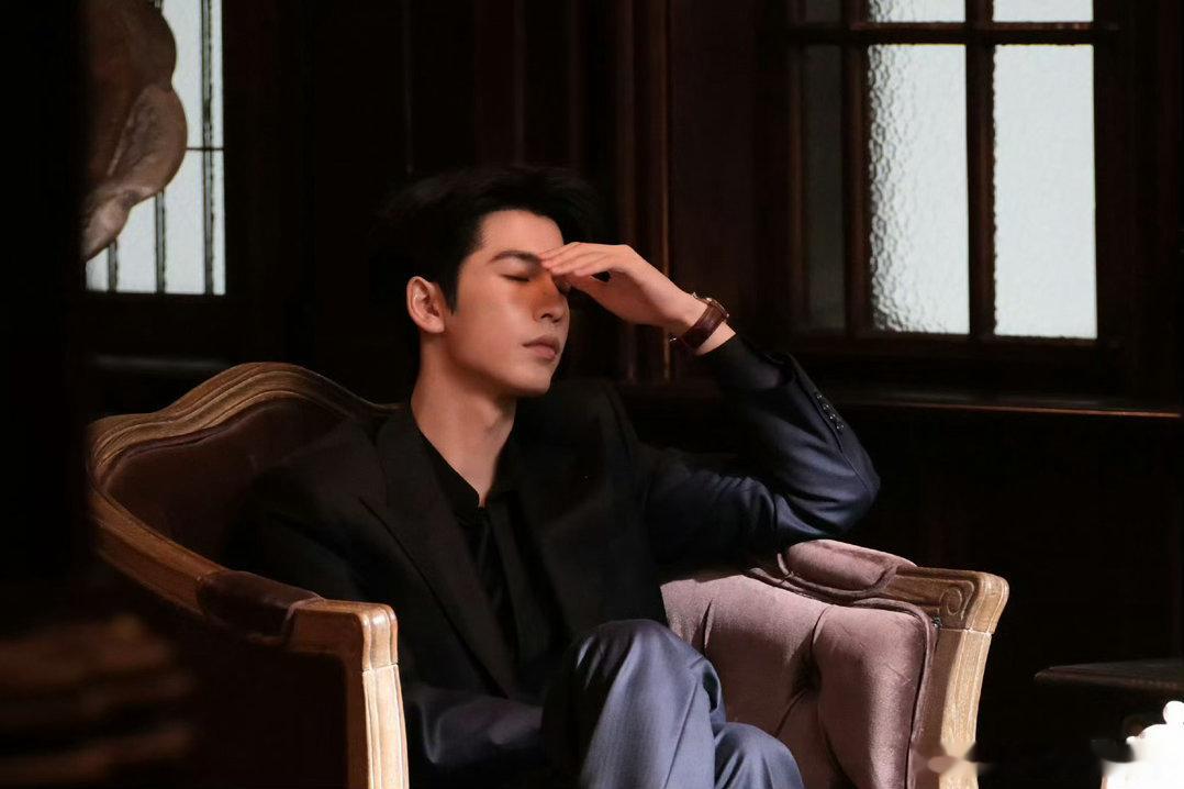 张凌赫你把我演疼了💔光是花絮画面就让人不忍细看，他强忍剧痛的神态刻画得淋漓尽致