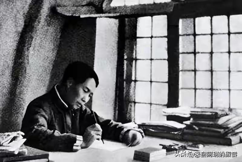 那个在图书馆抄书的穷学生，后来真把天捅了个窟窿。

1927年，湖南乡下开始分田