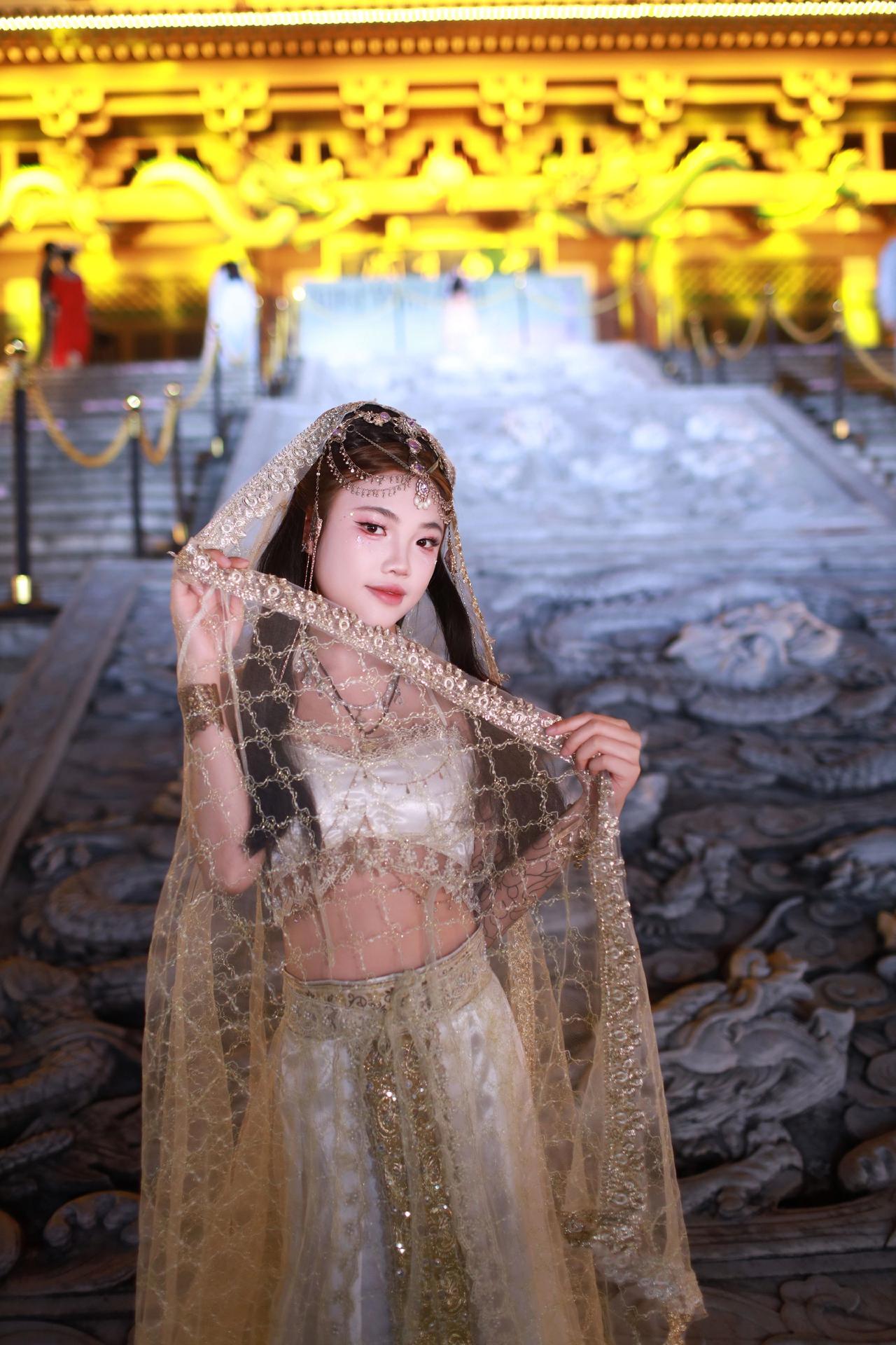 偶遇古镇，随手拍几张晒出你的民族服饰穿搭 总要穿次少数民族服饰吧 让人着迷的东方