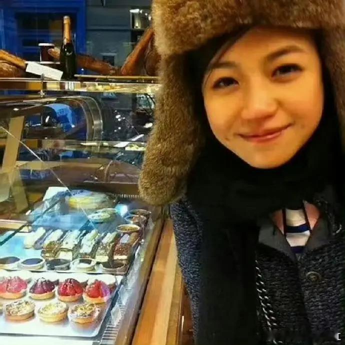 陈妍希留学时期照片，笑起来眼睛弯弯的