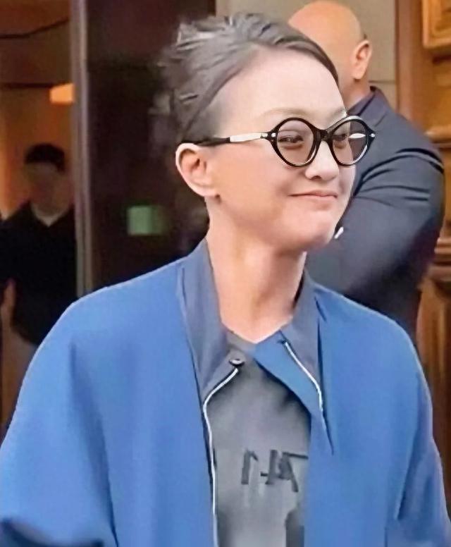 51岁周迅素颜逛街被拍，露出白发，看完瞬间不焦虑了
 
事业上，周迅是实打实的三