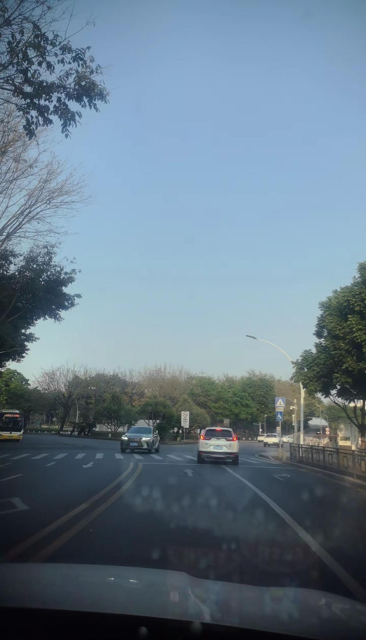 這幾天刷到很多留守兒童的視頻，很多父母説帶上小孩就沒辦法工作，只能留在老家給老人