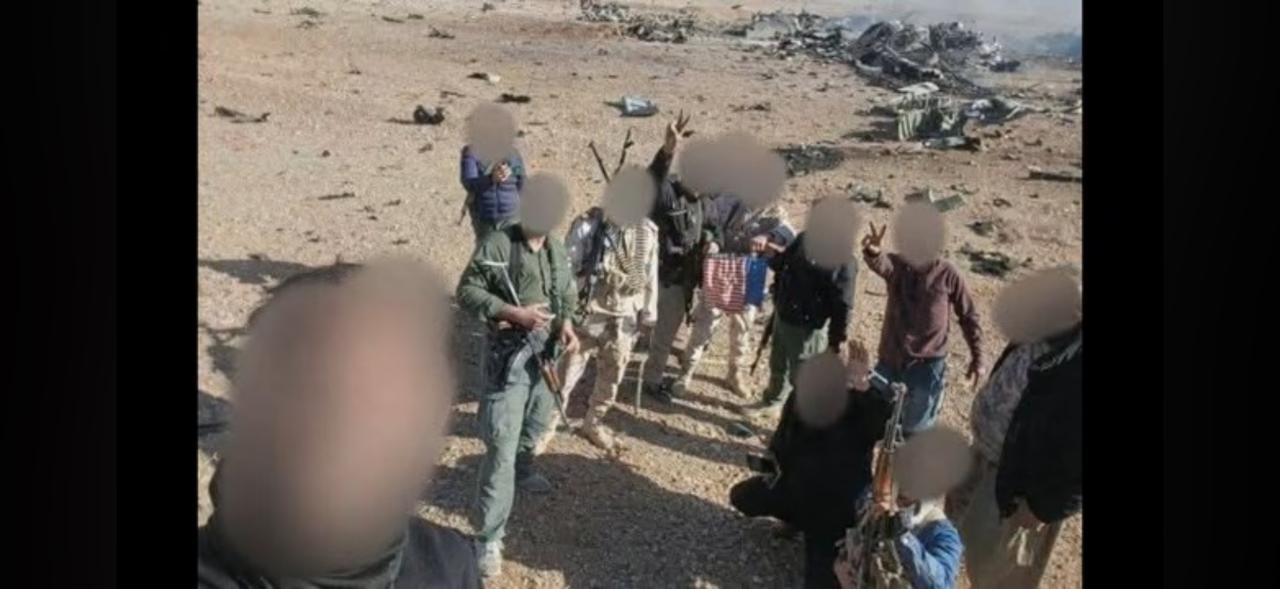 伊朗巴斯基民兵成功缴获美军F-15飞行员的大裤衩。