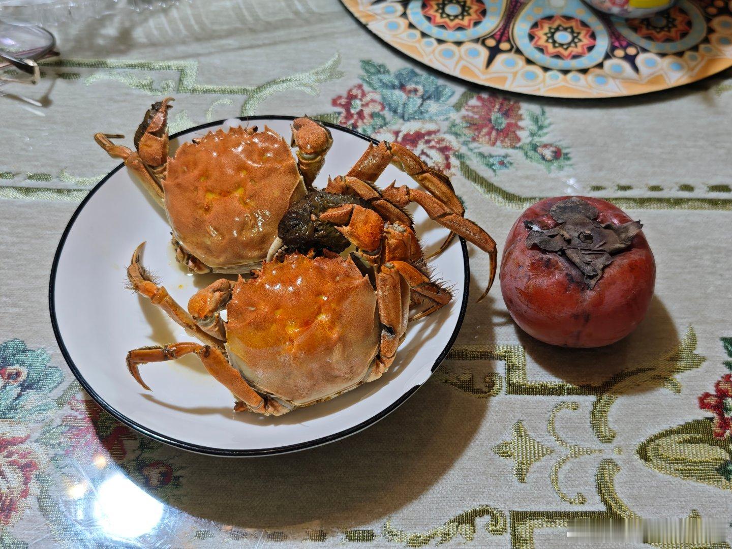 晚餐来了柿子配大闸蟹，香得很 