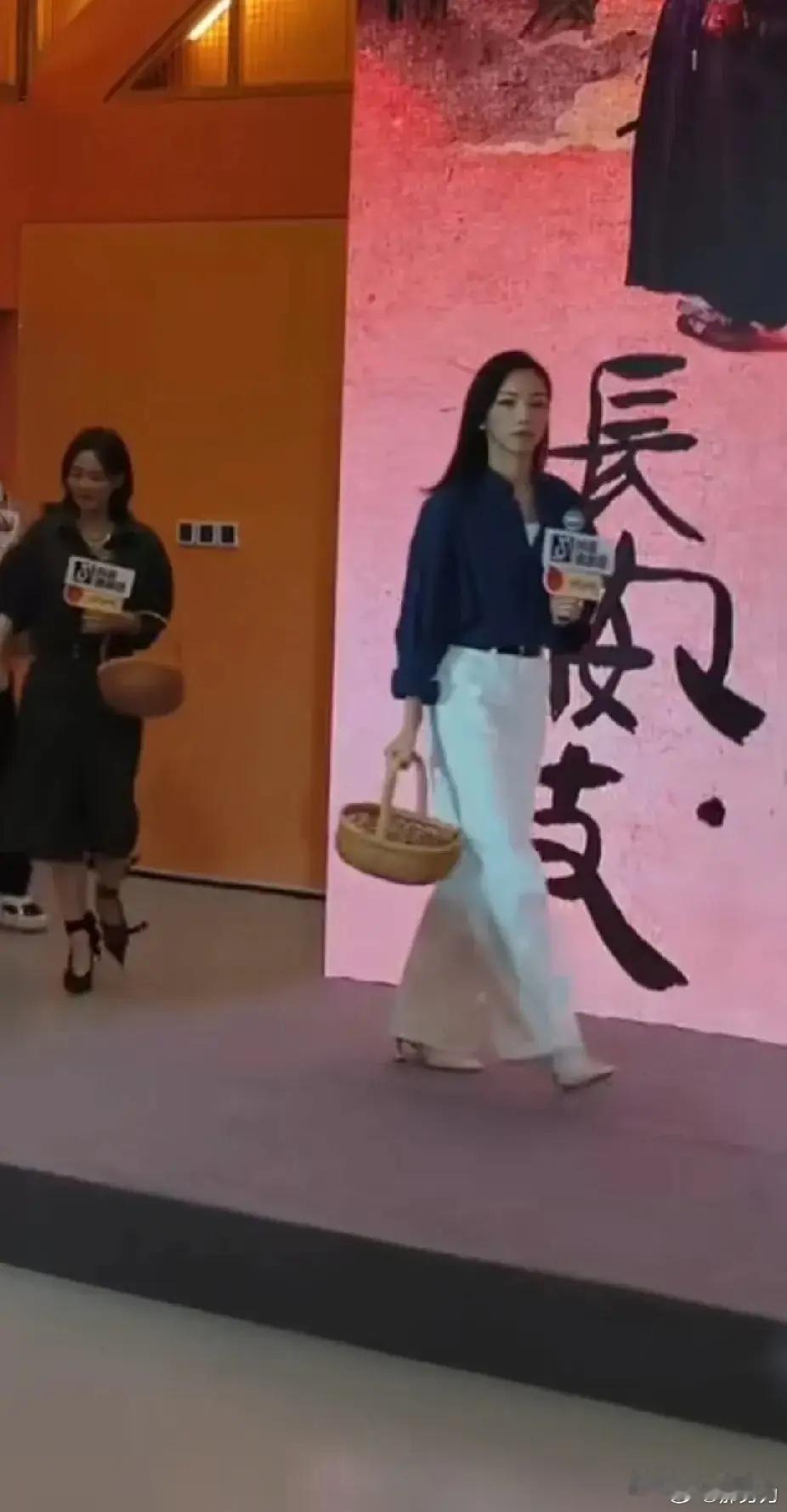 要说这那尔那茜的心理承受能力也是真强，现场活动，演员正登场，台下就有女观众大喊了