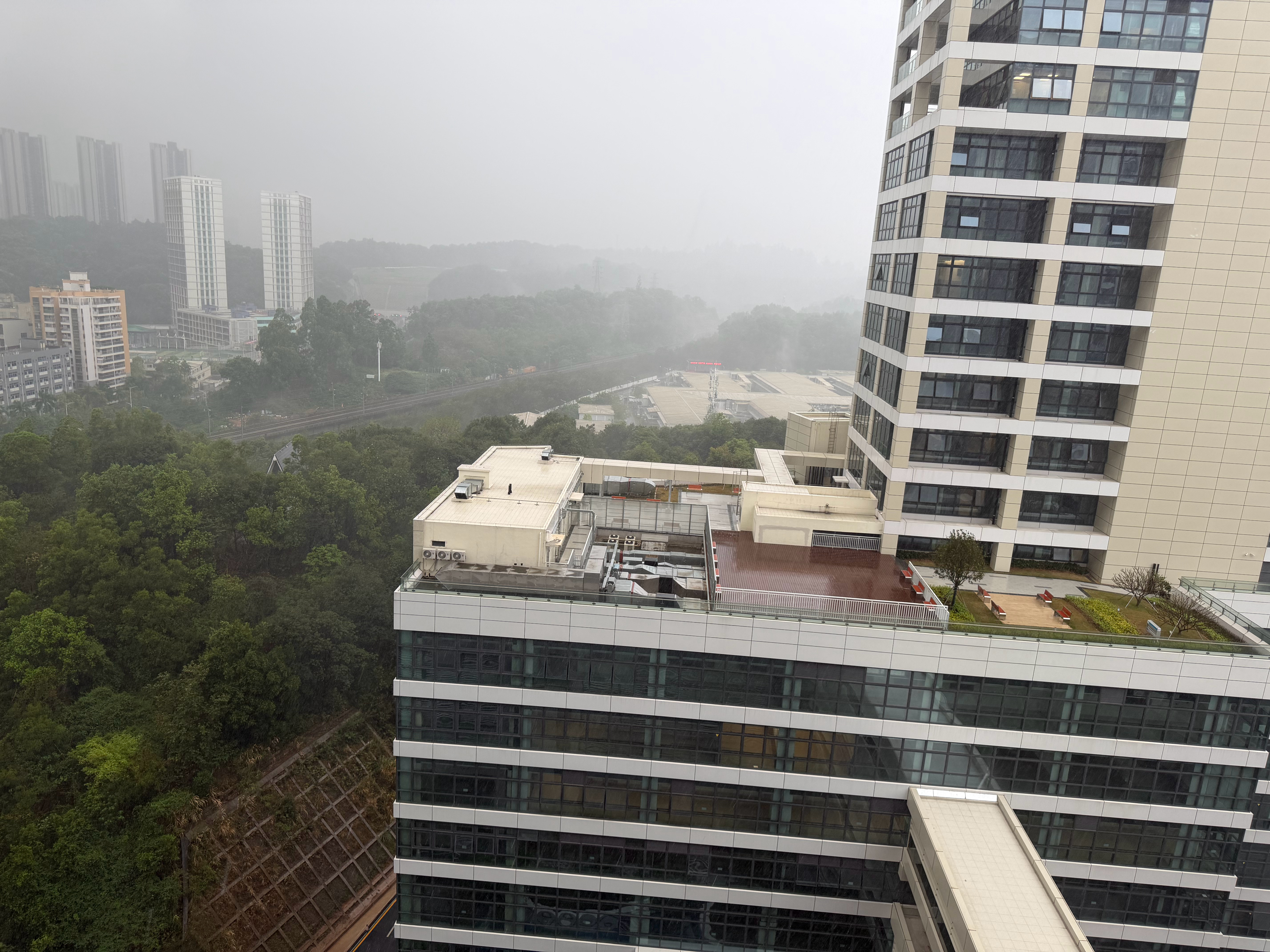明天清明节，坐标广东深圳，已经下雨了，清明时节雨纷纷，路上行人欲断魂，今天你那里