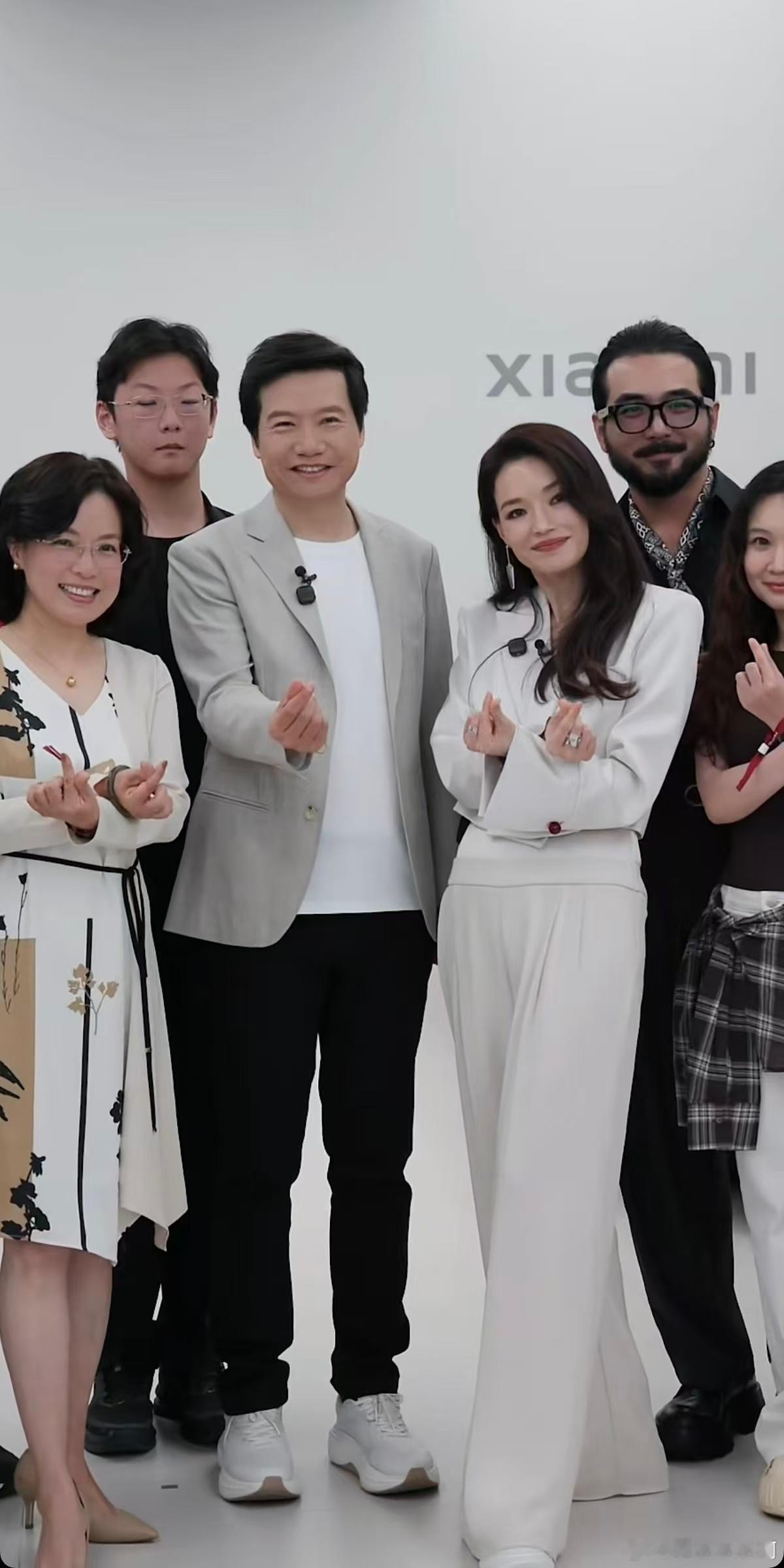 小米YU7 GT开始交车了，小米这一次邀请了两位代言人，分别是舒淇跟雷军。 