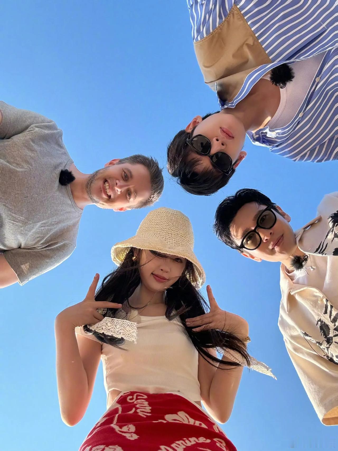 黄晓明发文告别中餐厅8，没想到这个综艺都八季了，晓明哥发的很知情实感了。#黄晓明