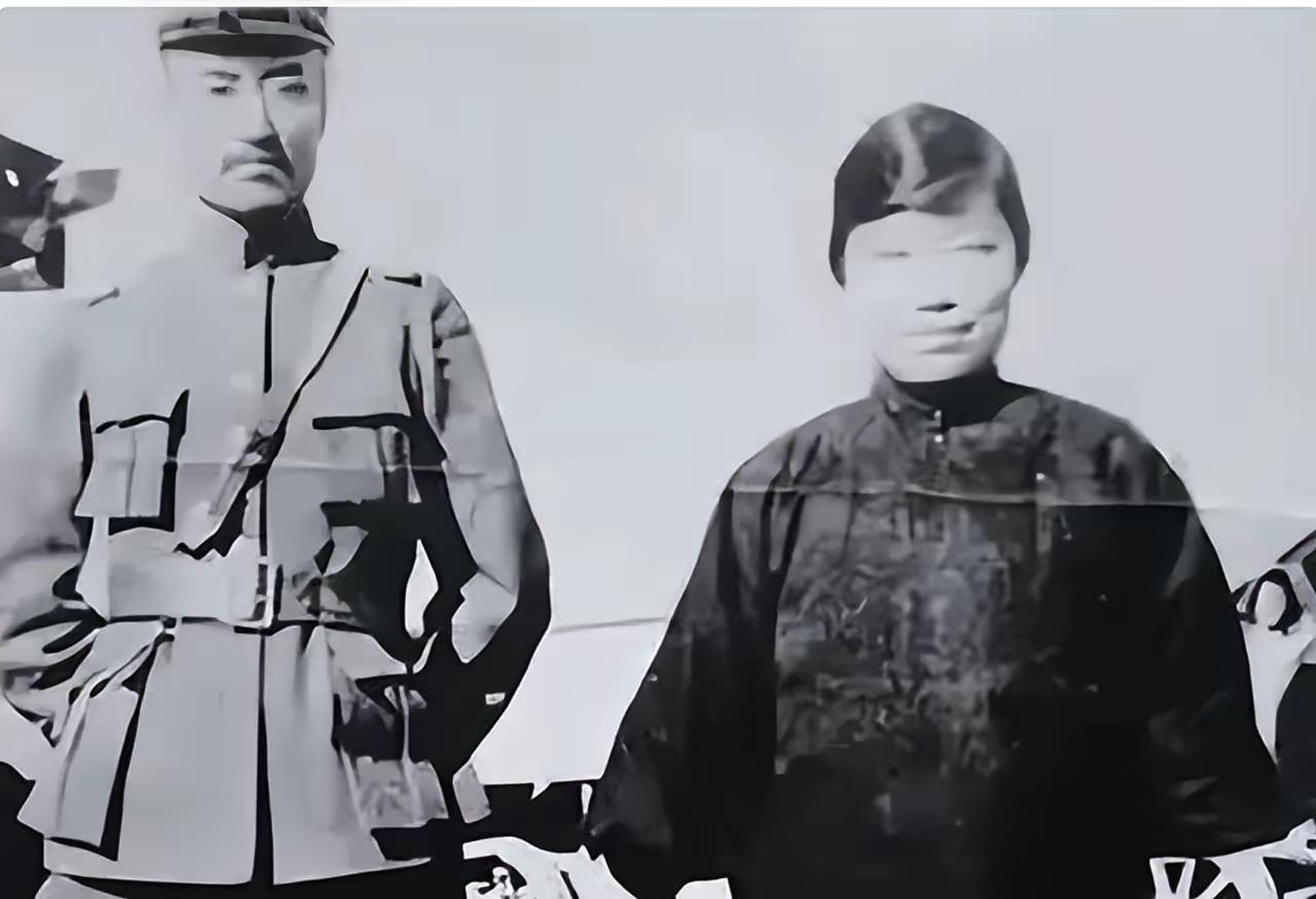 1949年，北平散兵游勇登记处，一位老人拄着拐，在副官搀扶下，站定，敬了个礼，说