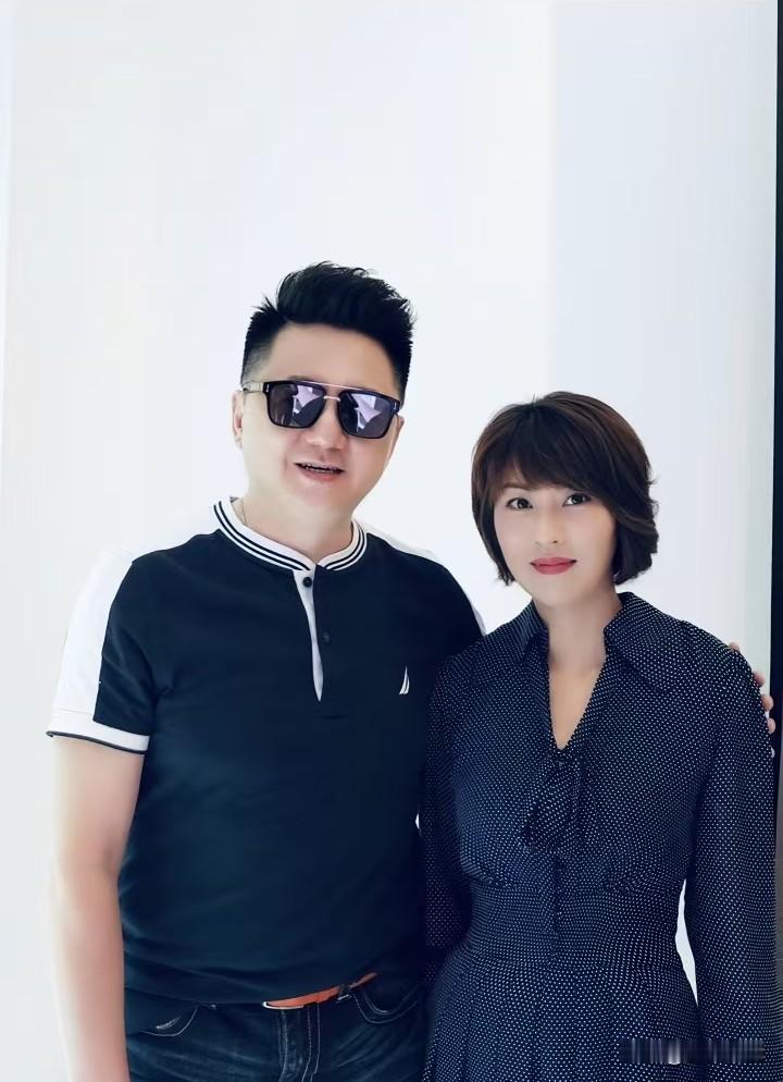 第一次见到金炜夫妻的合影照，原来他老婆这么美。金炜是土生土长的上海人，深耕上海电
