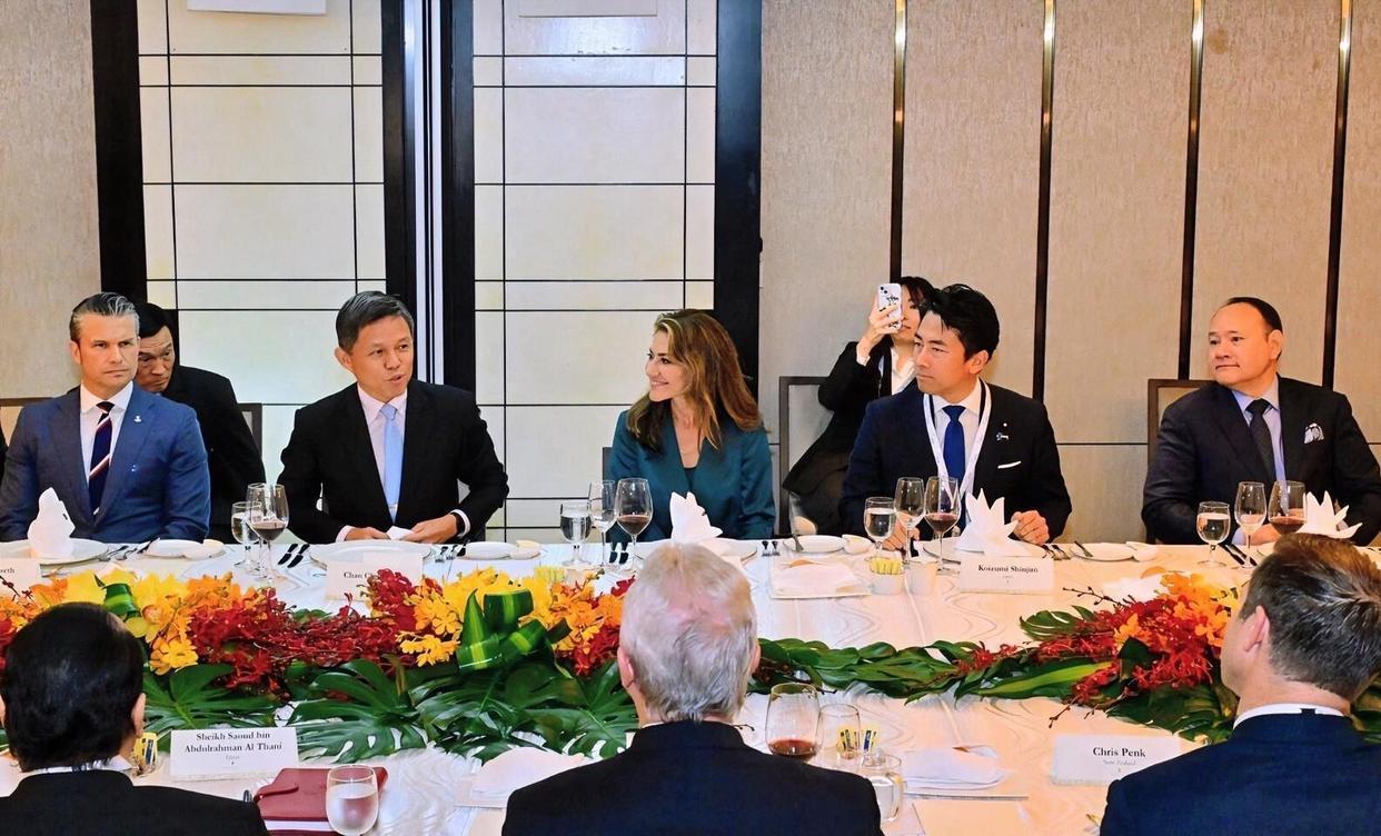 香会现场，解放军大校一句话问懵日本防相：你给澳军下跪，敢给南京三十万亡魂磕一个吗