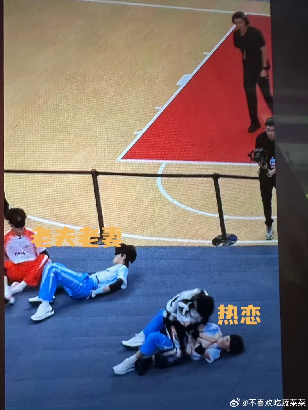 TF家族蒙眼撕名牌TF家族运动会蒙眼撕名牌 黑暗里听风辨位，手臂挥舞间藏着狡黠。