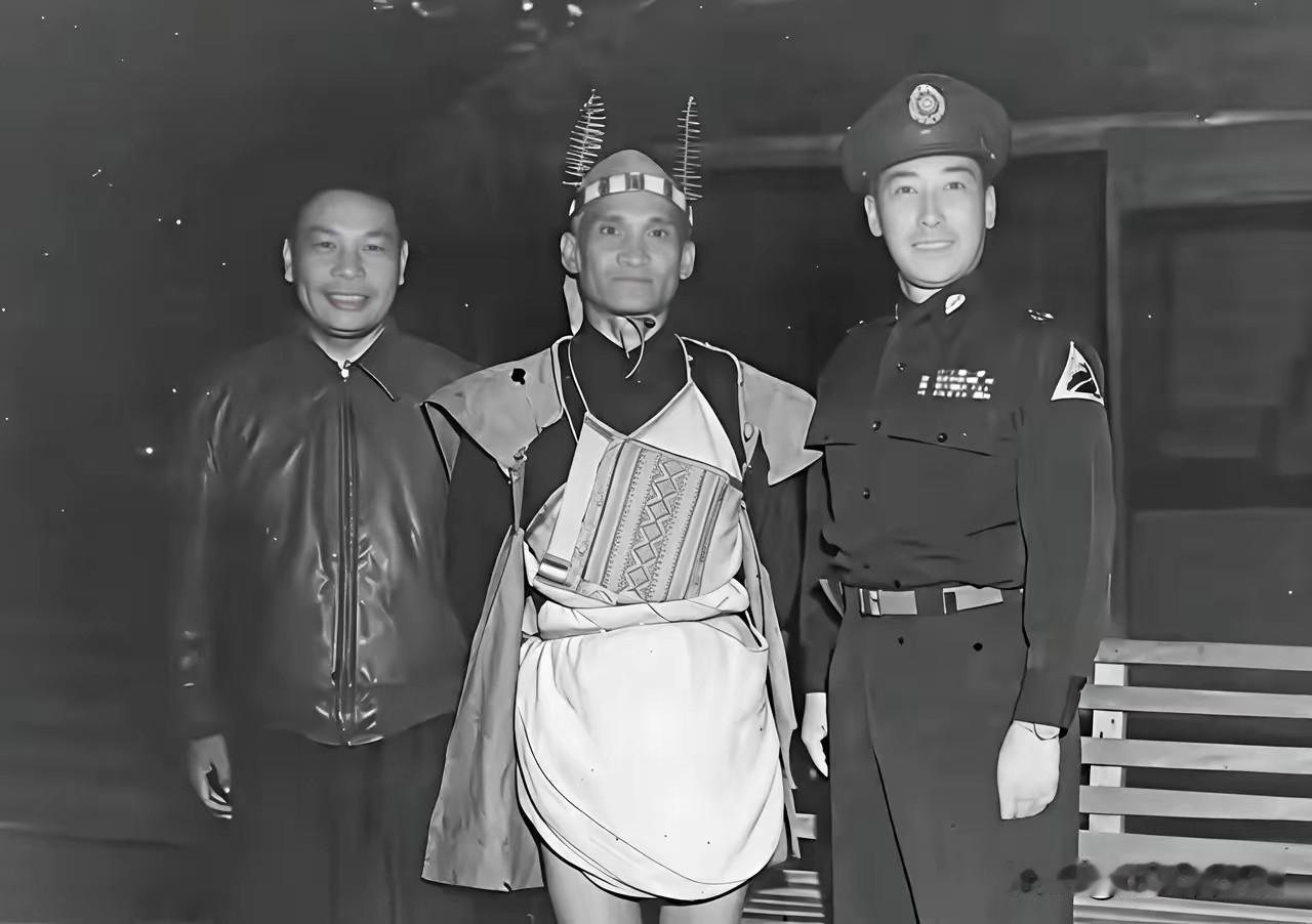 1950年，蒋氏兄弟与邵族首领的合影。
 
这张照片拍摄于1950年，左边是蒋经