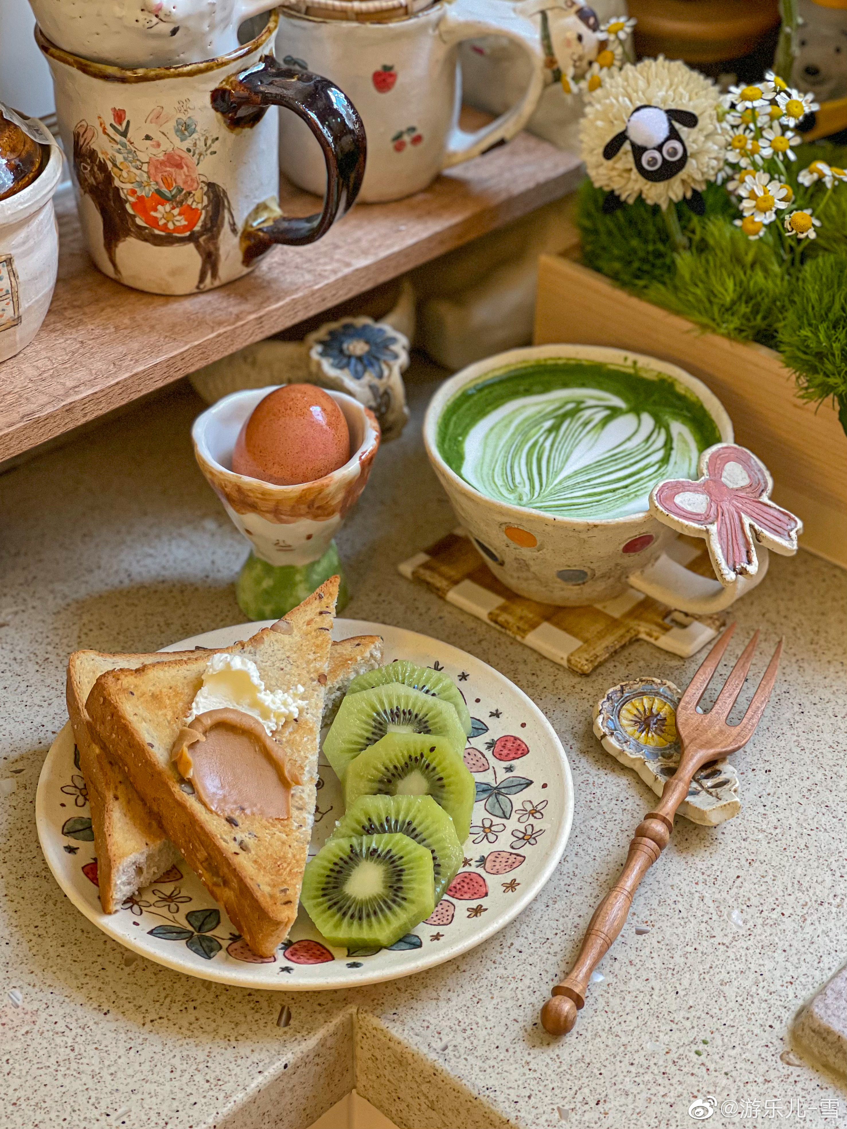 抹茶香气的一天[微风][微风][微风]今日份早餐：抹茶拿铁+烤吐司+奇异果满眼的