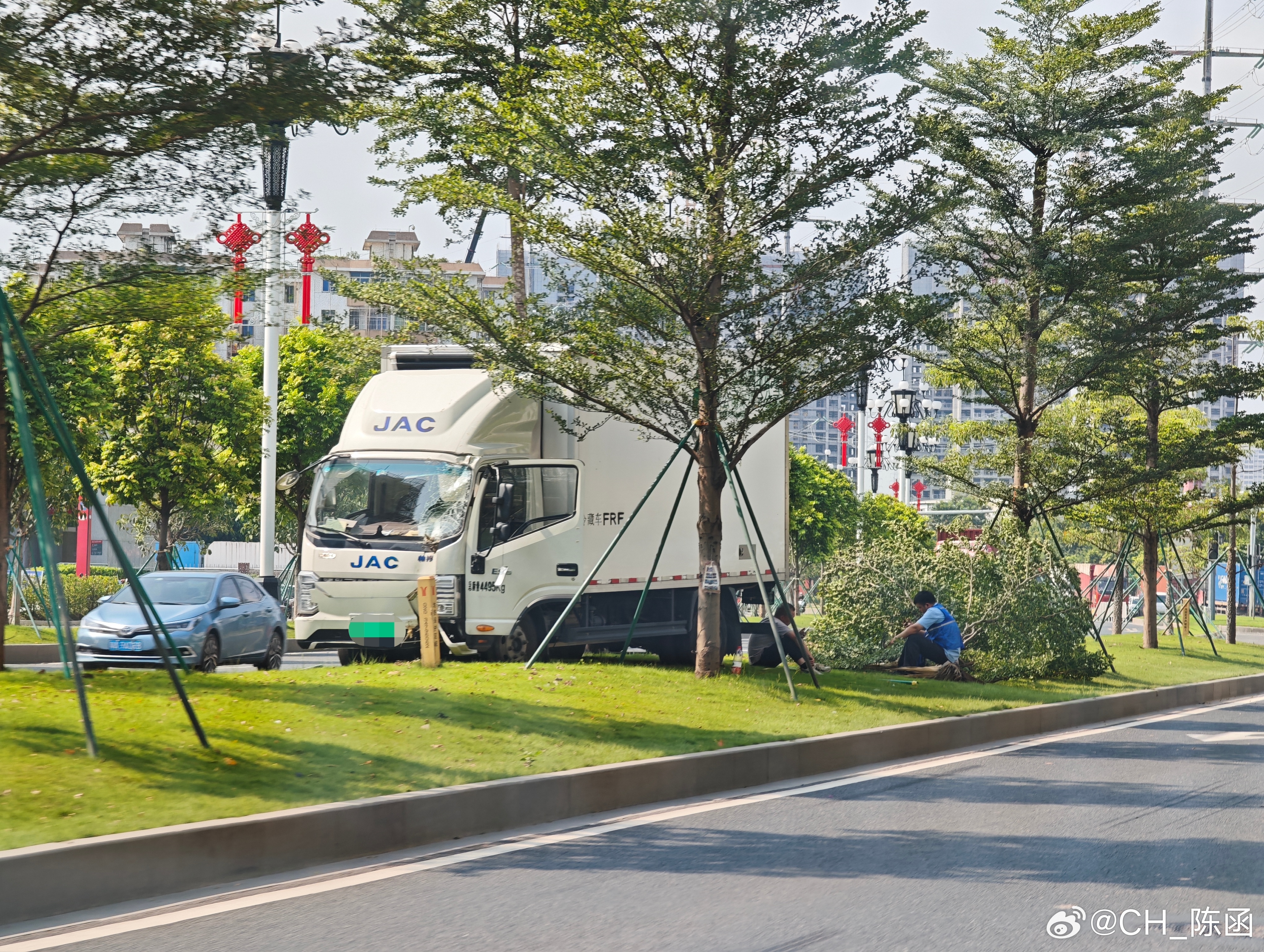 先生，绿化带不让停车。 ​​​
