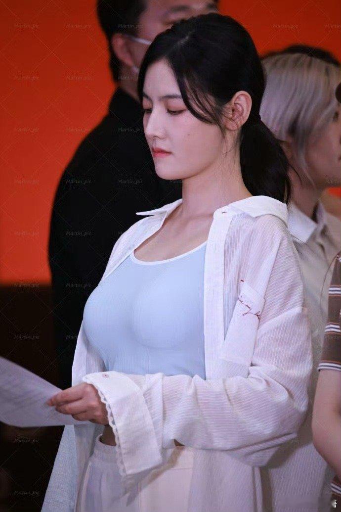 赵粤这种身材真的很有韵味 ​ ​​​