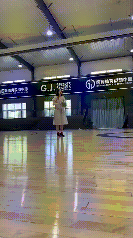 单手抓球，滑翔劈扣，动作舒展度满分，穿长裙的女生真会啊。筐不一定标准，但这姑娘运