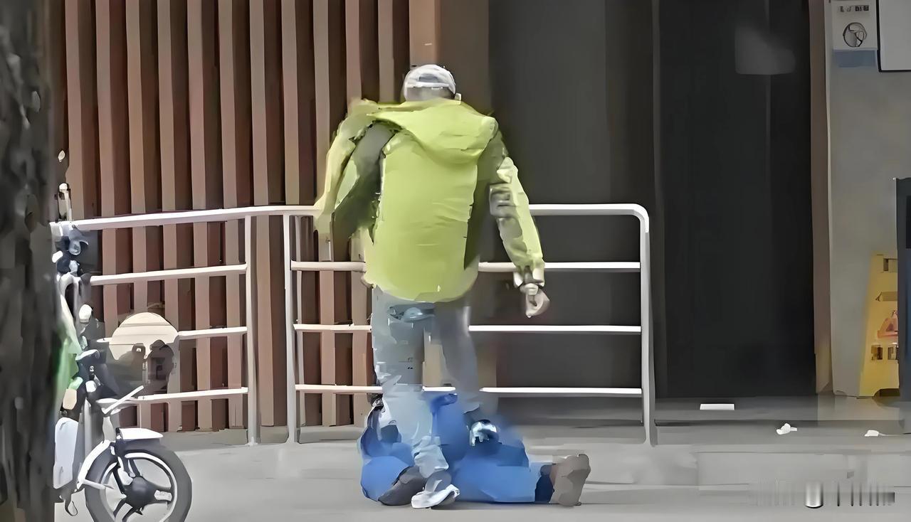 多大的仇恨至于出手施暴？西安一男子殴打环卫工人。

10月22日，陕西西安一男子