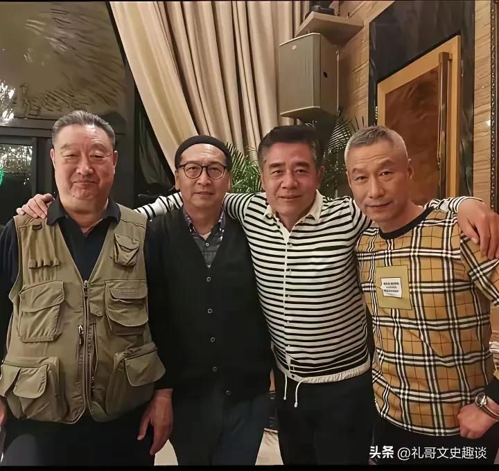 你知道他们4个在大宅门里面是什么关系吗？首先说男主角陈宝国饰演的白景琦备份是最小