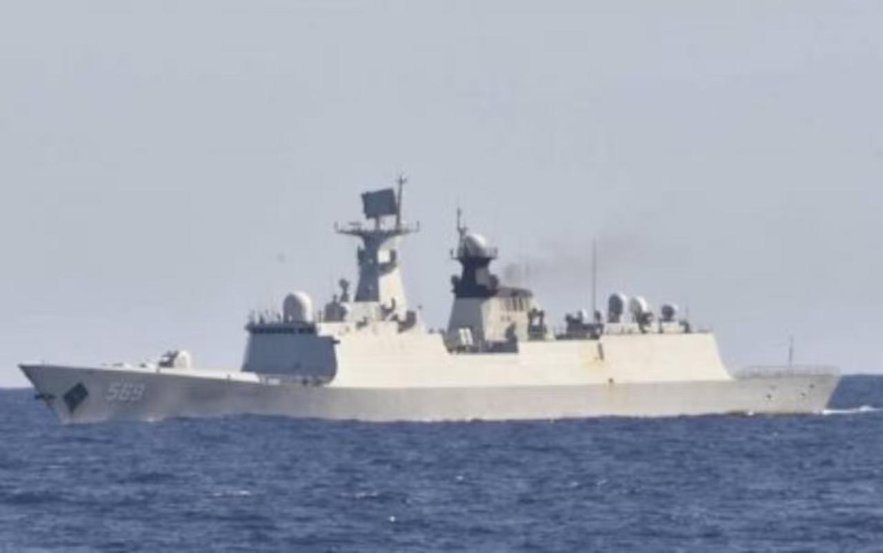 隶属南海舰队的新型导弹护卫舰玉林舰（舷号569）在菲律宾‘家门口’航行，具体在赞