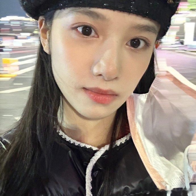 #张婧仪情人节营业图##张婧仪黑贝雷帽# 张婧仪和贝雷帽完美适配！[爱你]温柔且