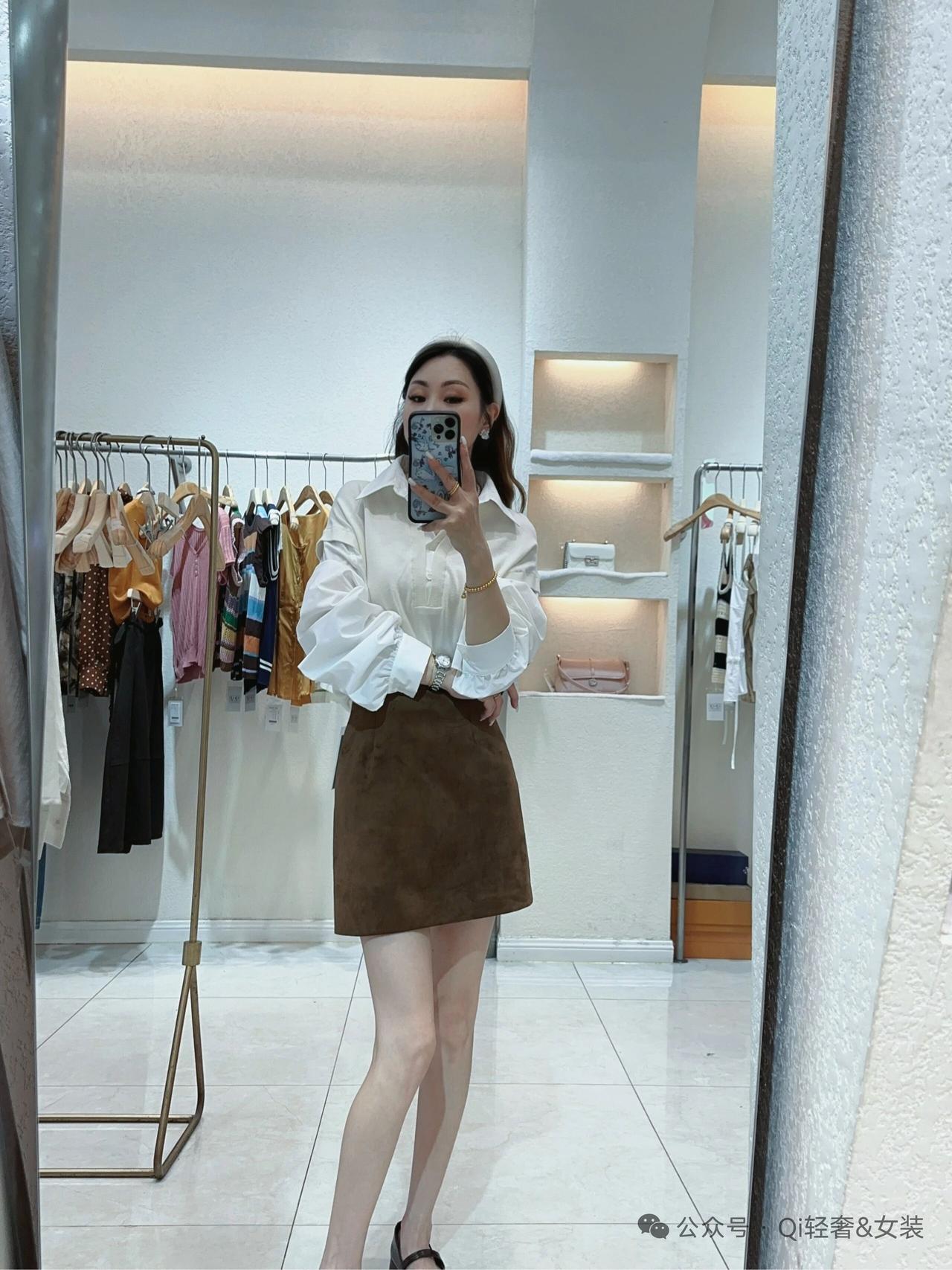这姑娘穿着真时髦！