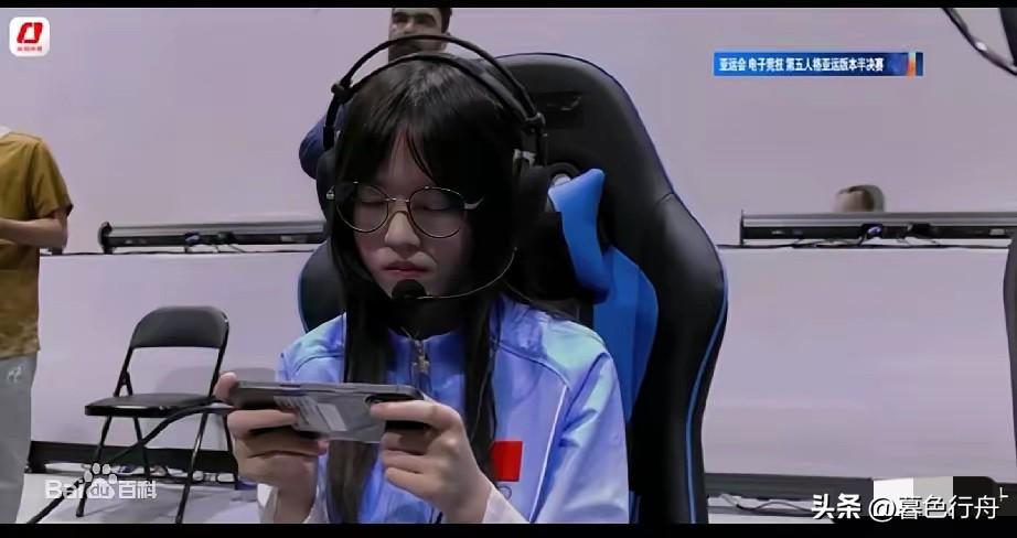 我很好奇
到底什么样的家庭
能教育出穆欣月这样的女孩儿

不是那种嘴甜会来事的娃