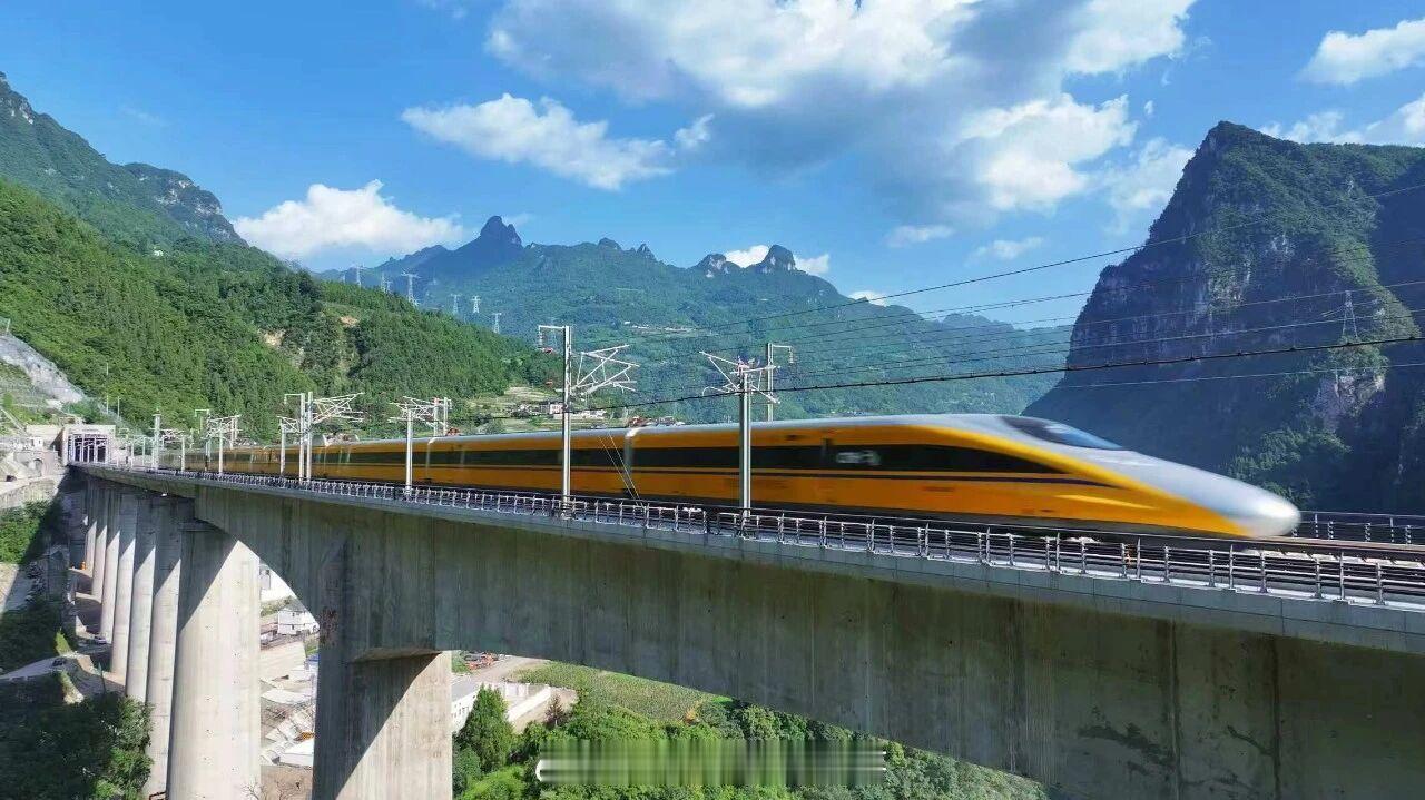 高铁头条【跑出目标速度】7月20日黄色高速综合检测列车在宜昌至兴山高速铁路顺利跑