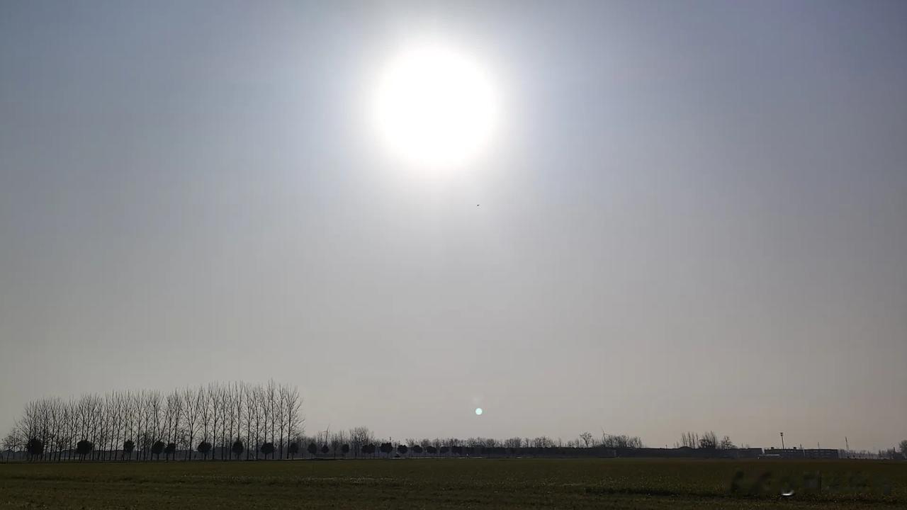 我在床上等你，看着日光，暖暖的出汗，我闭上眼睛想你念你，春节的速度本来很快，但我