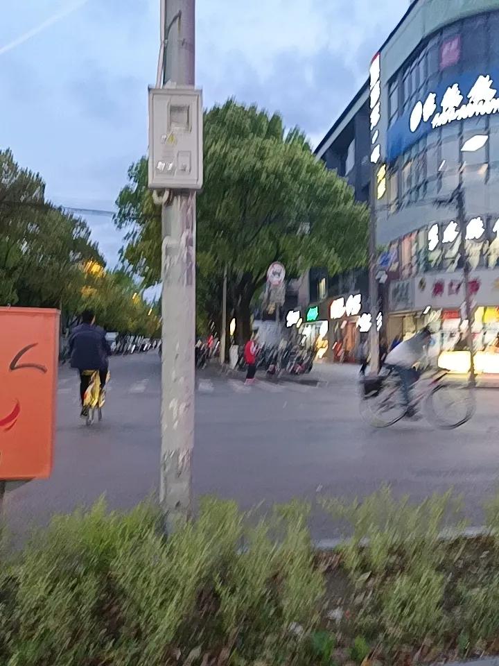 今天30度，现在还25度，广场里转了一圈，又来这边坐一会！