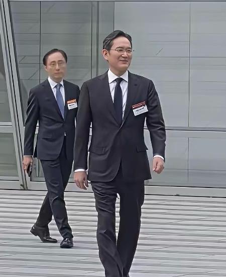 李在镕对三星的掌控力越来越稳…
我查了一下
他在三星的持股一路稳步上涨。
三星电