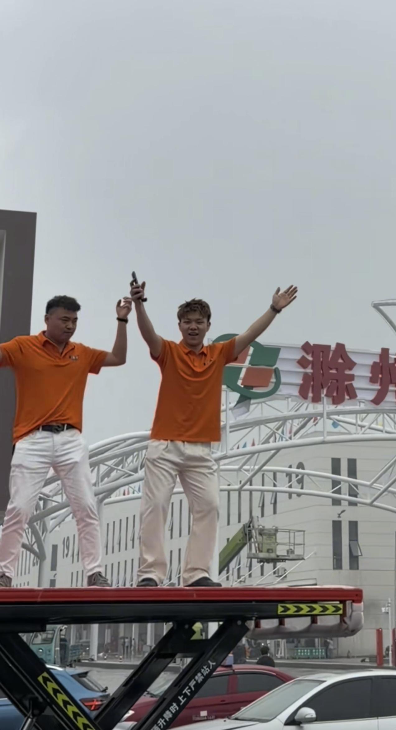 滁州水果市场是有点癫了，各种土味视频都出来了。水果市场的竞争确实很激烈。

除了
