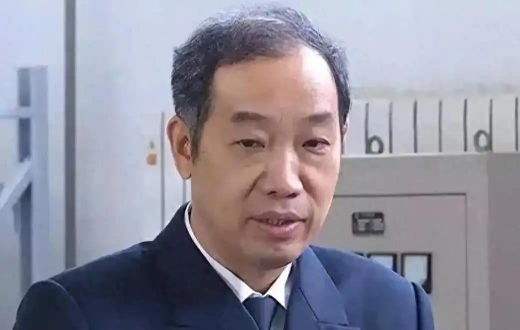 马伟明院士曾提出在青藏高原上，建一根2公里长的电磁发射轨道，经专家论证：造价太高