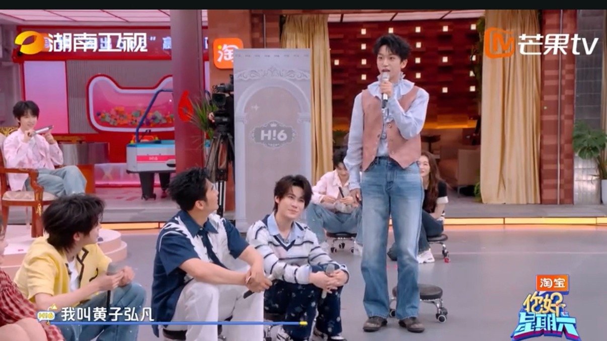 黄子弘凡小脑不愧很发达黄子弘凡：我的小脑很发达！说完直接演示左手向前转的同时右手