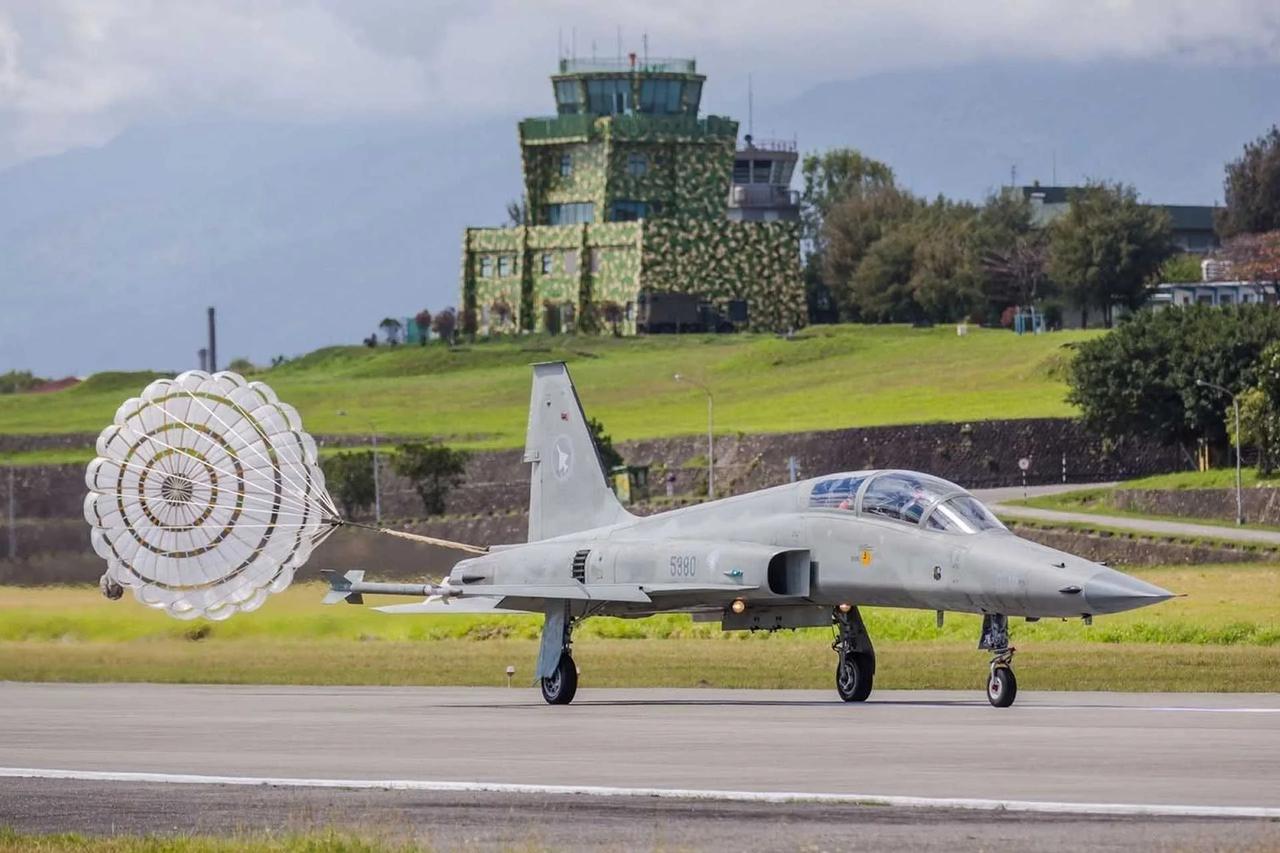 巴拉圭正在评估购买台湾最近退役的F-5E/F虎II战斗机和AIDC AT-3慈忠