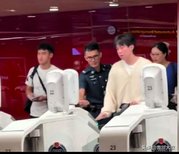 笑死我了！头哥喝了酒了吗？脸这么红！

人脸识别几次都没通过，
工作人员应该认出